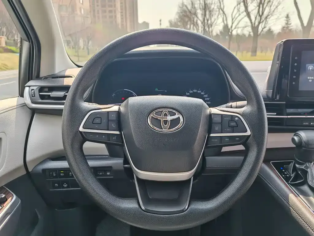 Toyota Sienna — фото 4