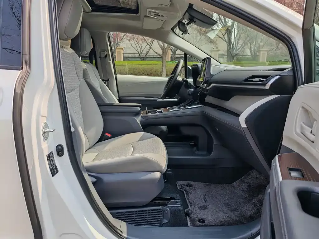 Toyota Sienna — фото 2