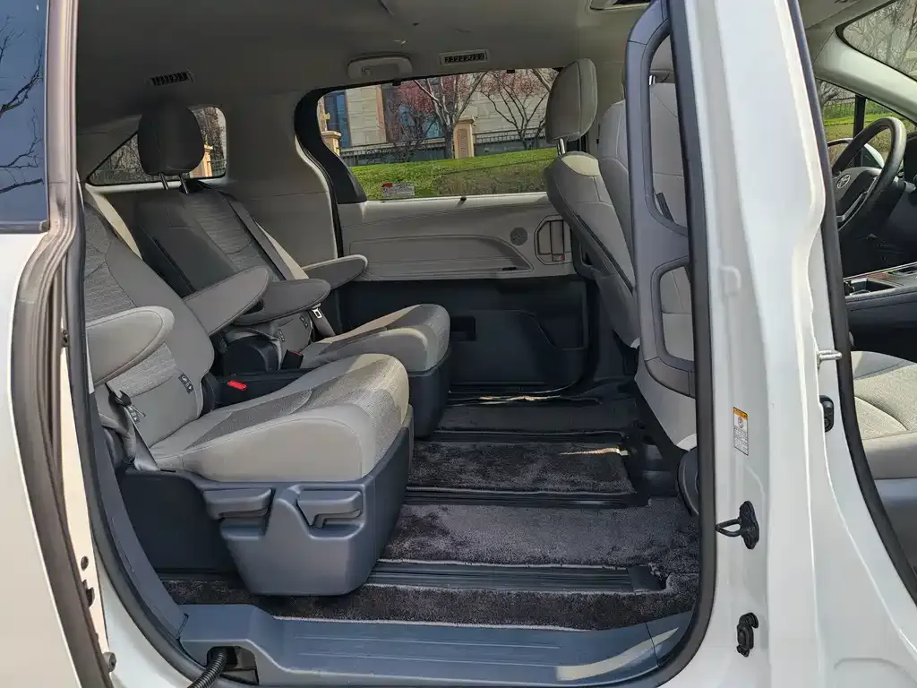Toyota Sienna — фото 10