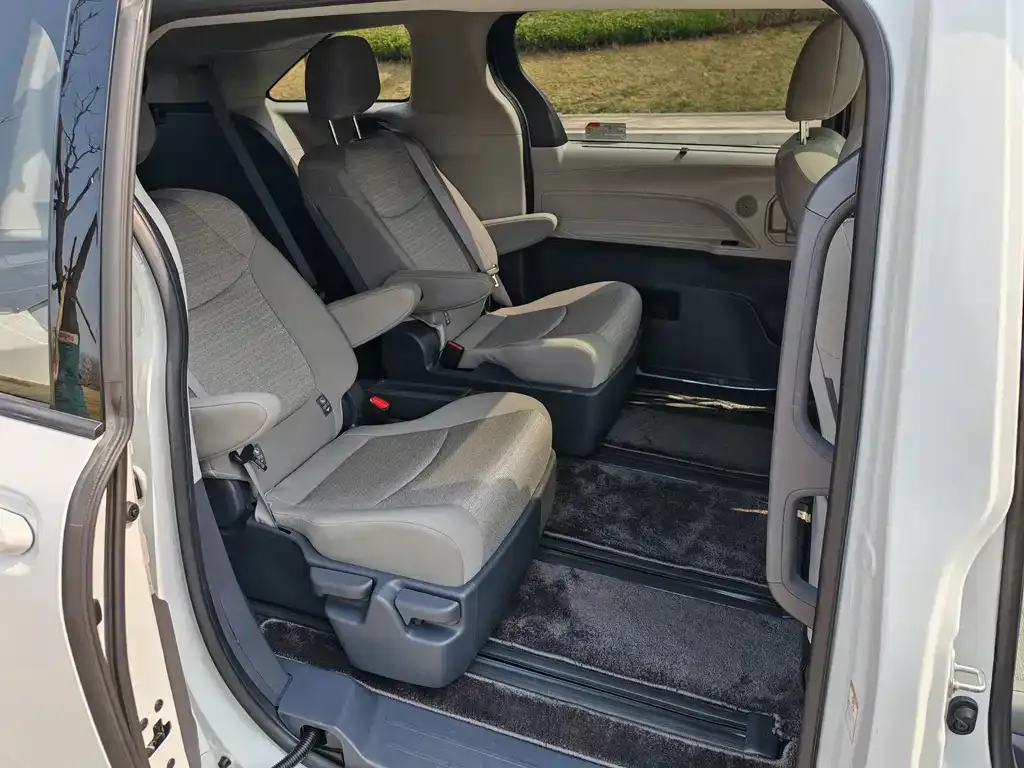 Toyota Sienna — фото 6