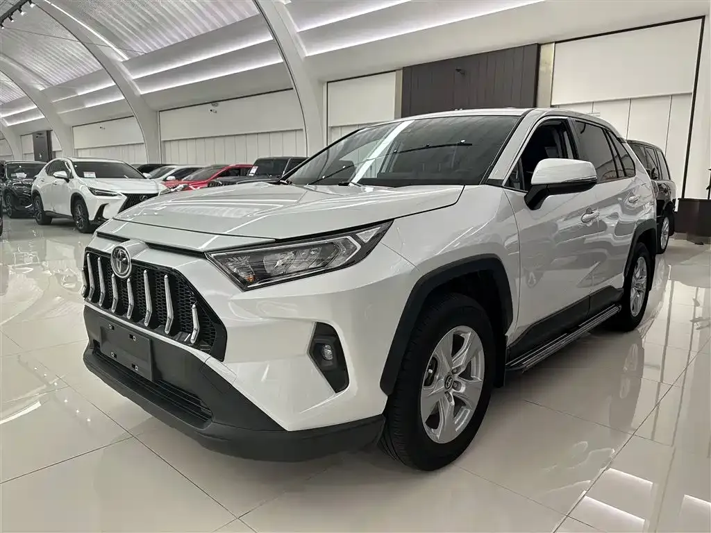 Toyota RAV4 — фото 1