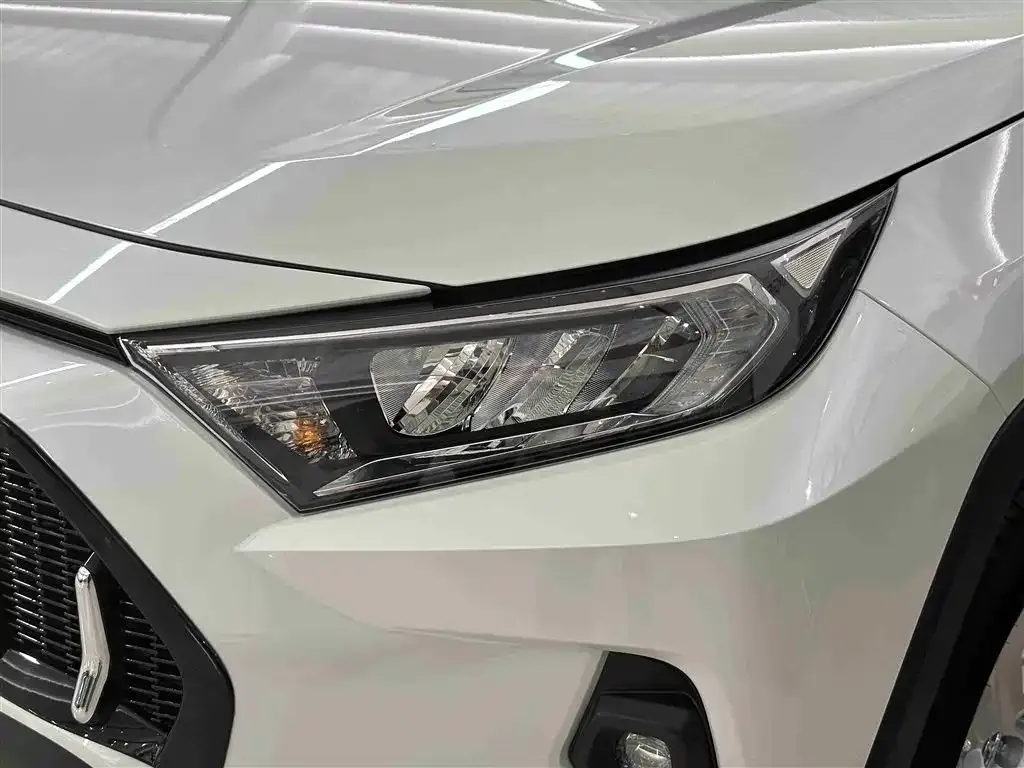 Toyota RAV4 — фото 7