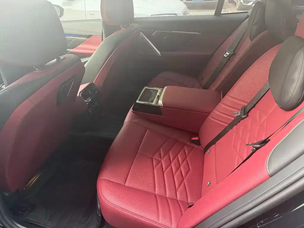 BMW 5 Series 2025 из CN, фото 8