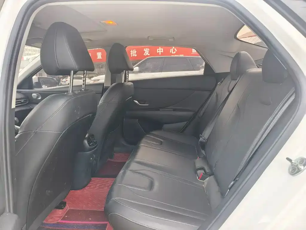 Hyundai Elantra — фото 2