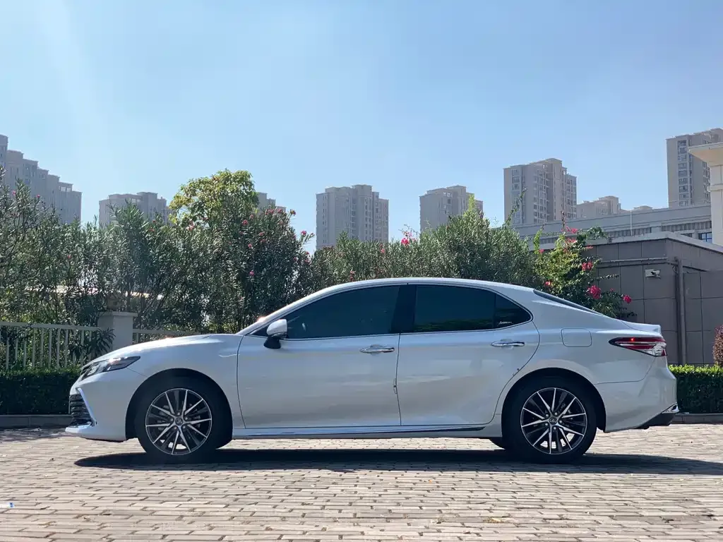 Toyota Camry — фото 3