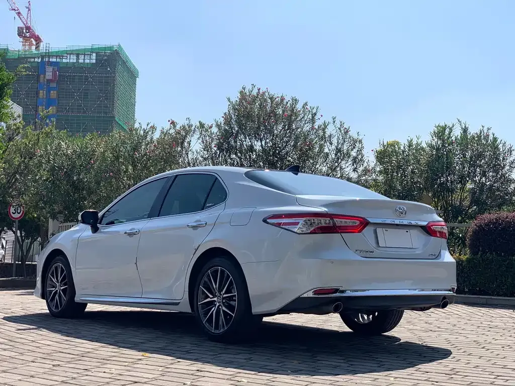 Toyota Camry — фото 5
