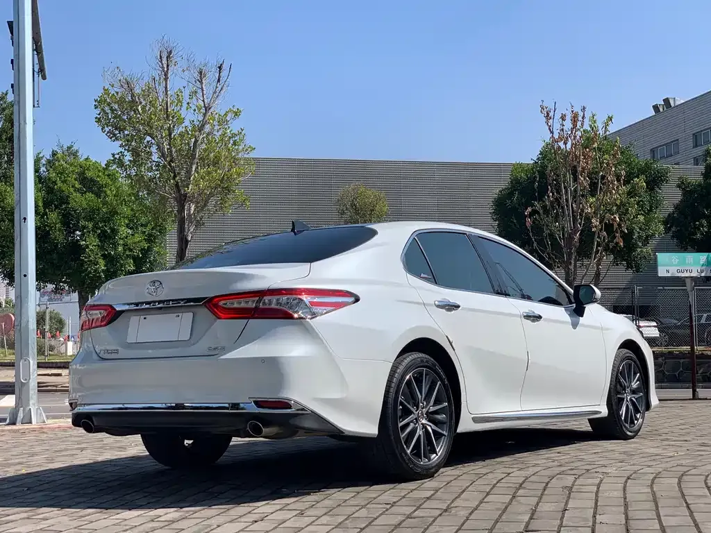 Toyota Camry — фото 9