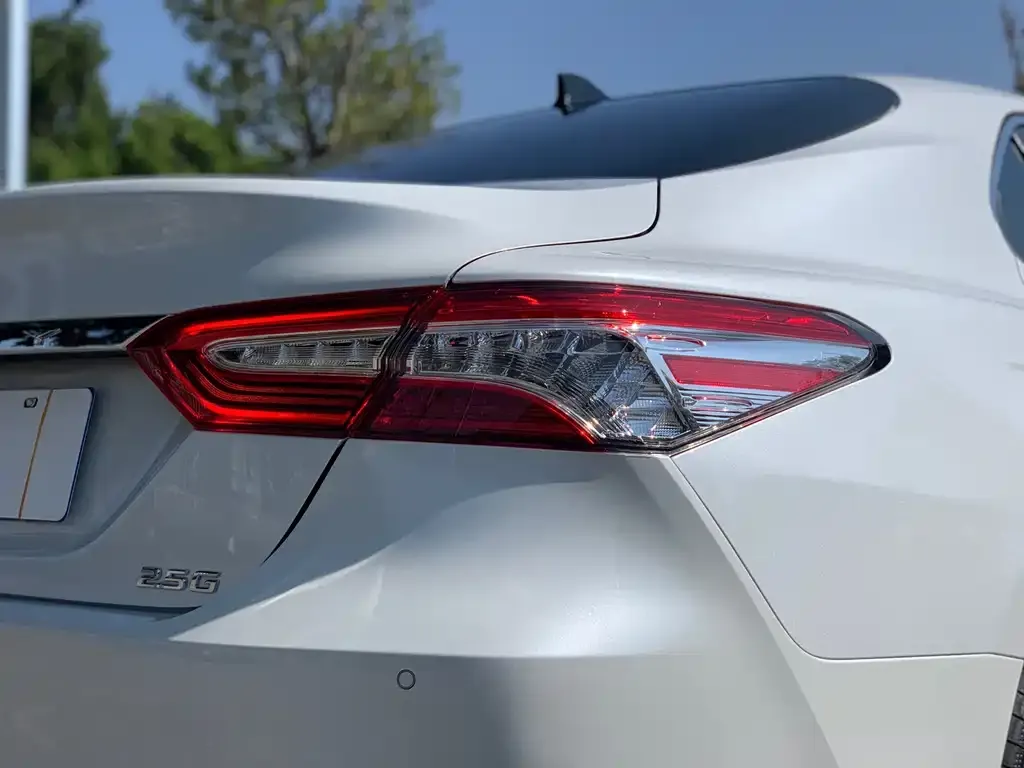 Toyota Camry — фото 2