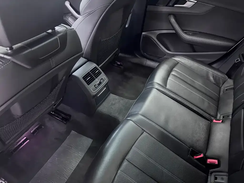 Audi A4L 2023 из CN, фото 2