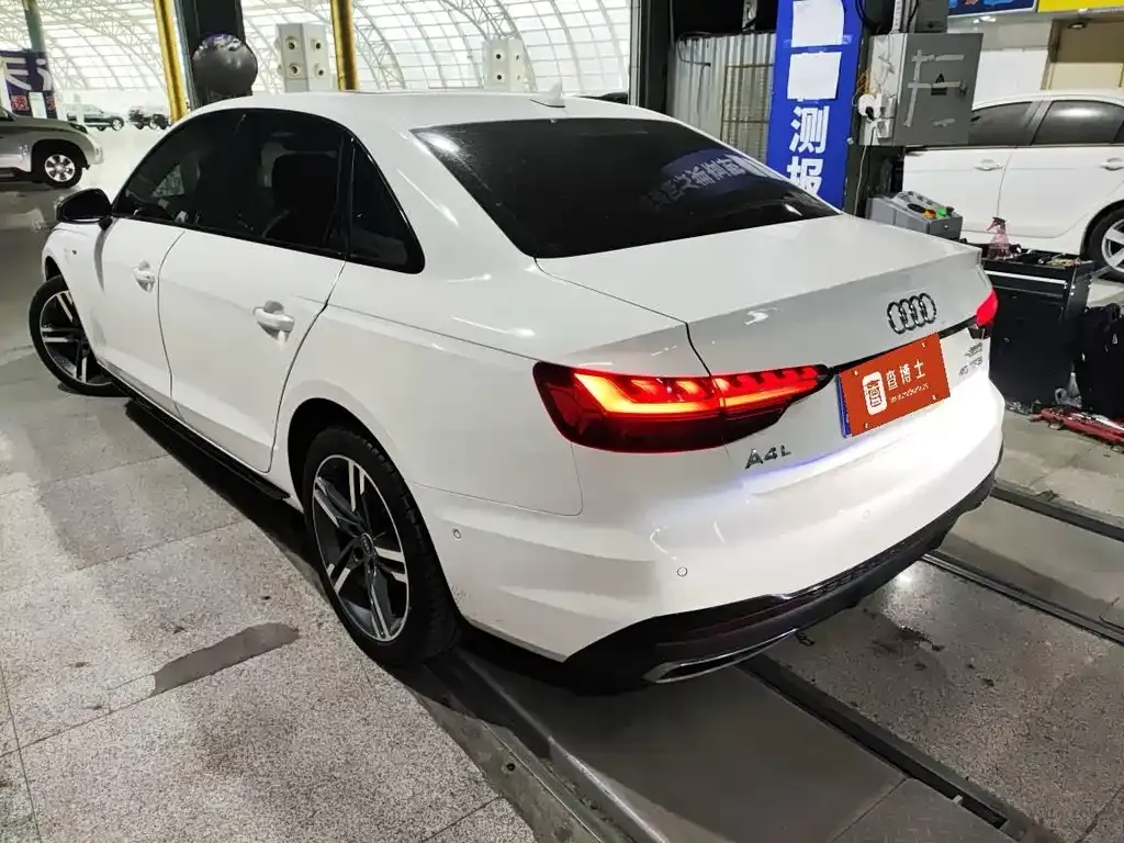 Audi A4L 2022 из CN, фото 9