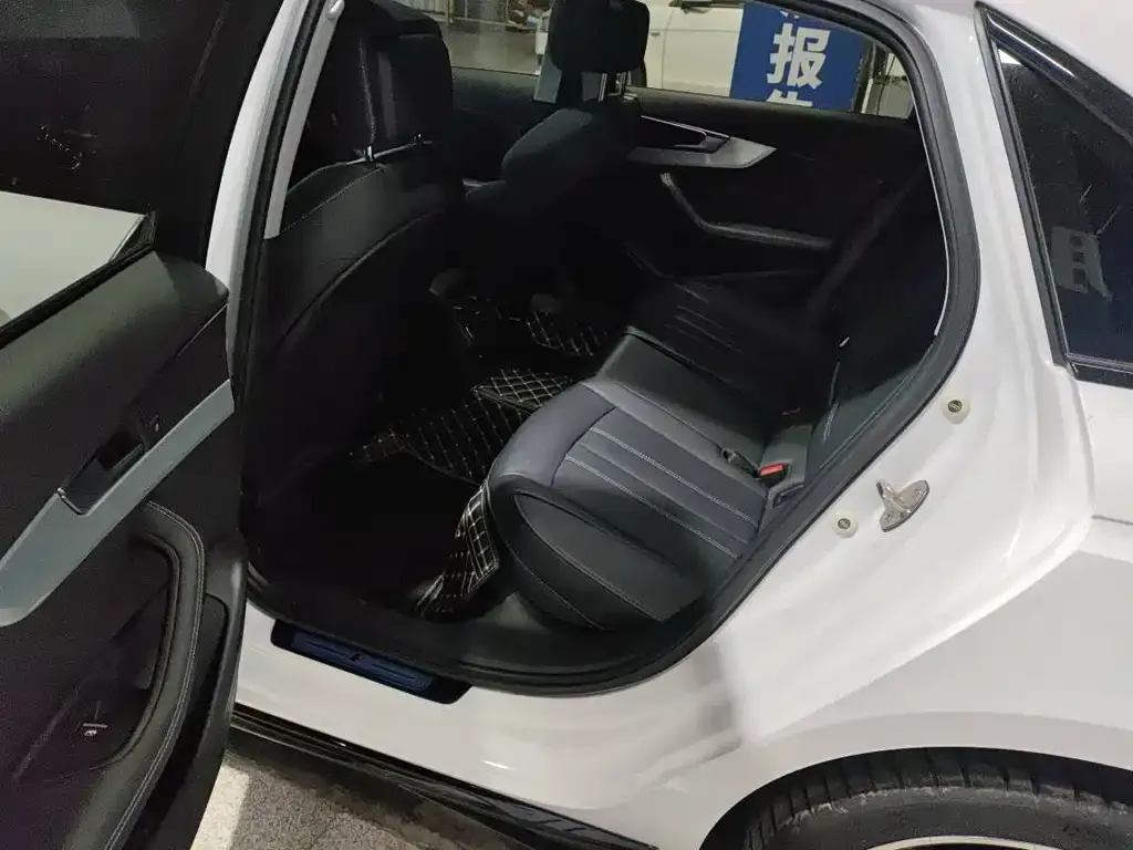Audi A4L 2022 из CN, фото 7