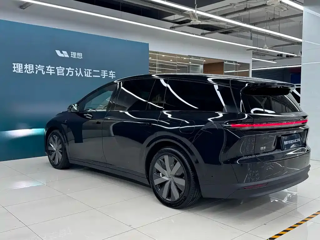 Li Auto i8 — фото 9