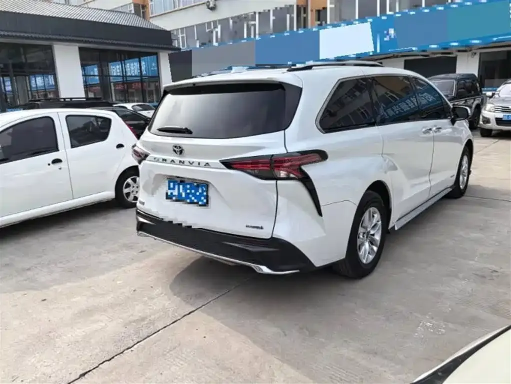 Toyota Granvia 2024 из CN, фото 2