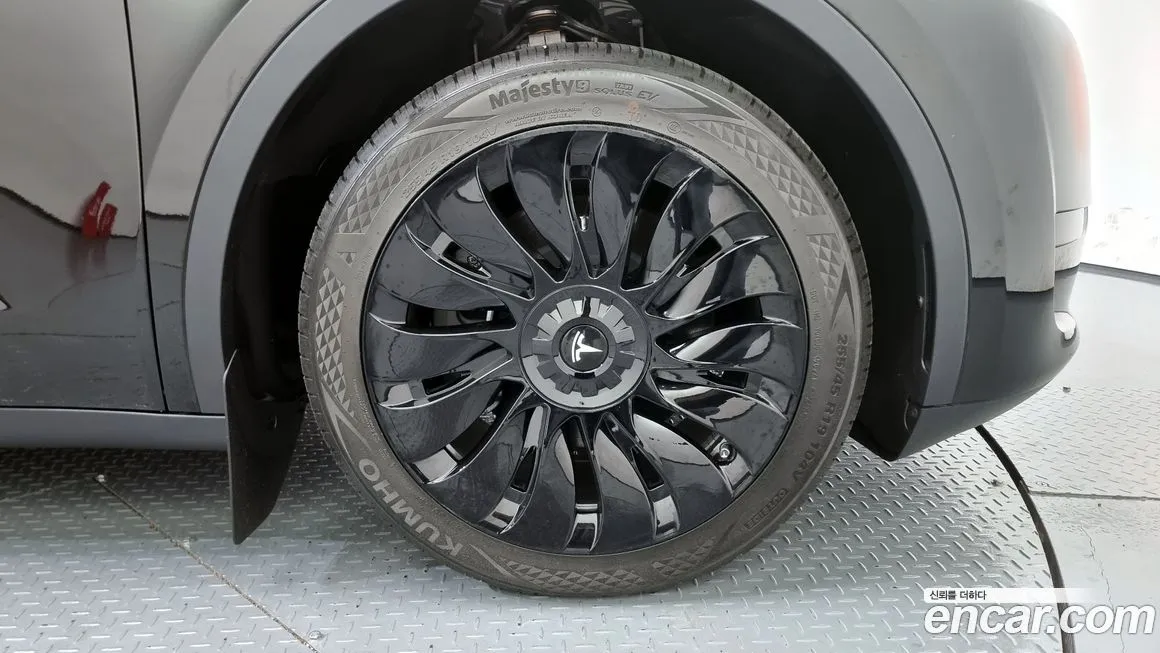 Tesla Model Y — фото 10