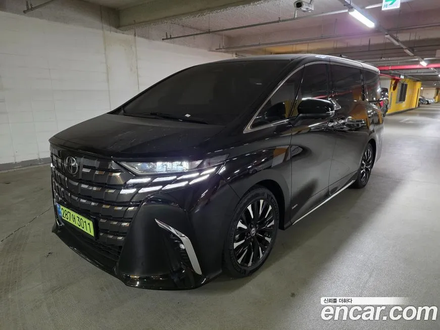 Toyota Alphard — фото 1