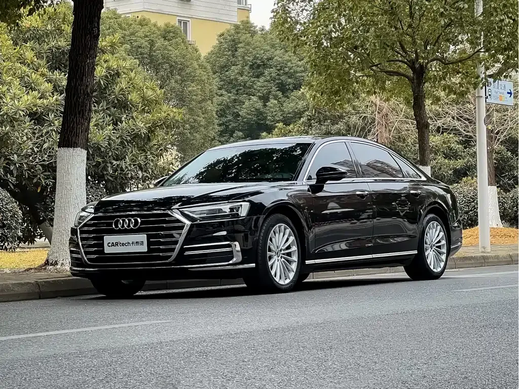 Audi A8 — фото 1