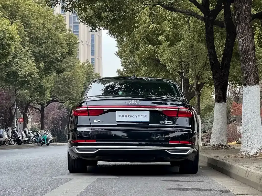 Audi A8 — фото 7