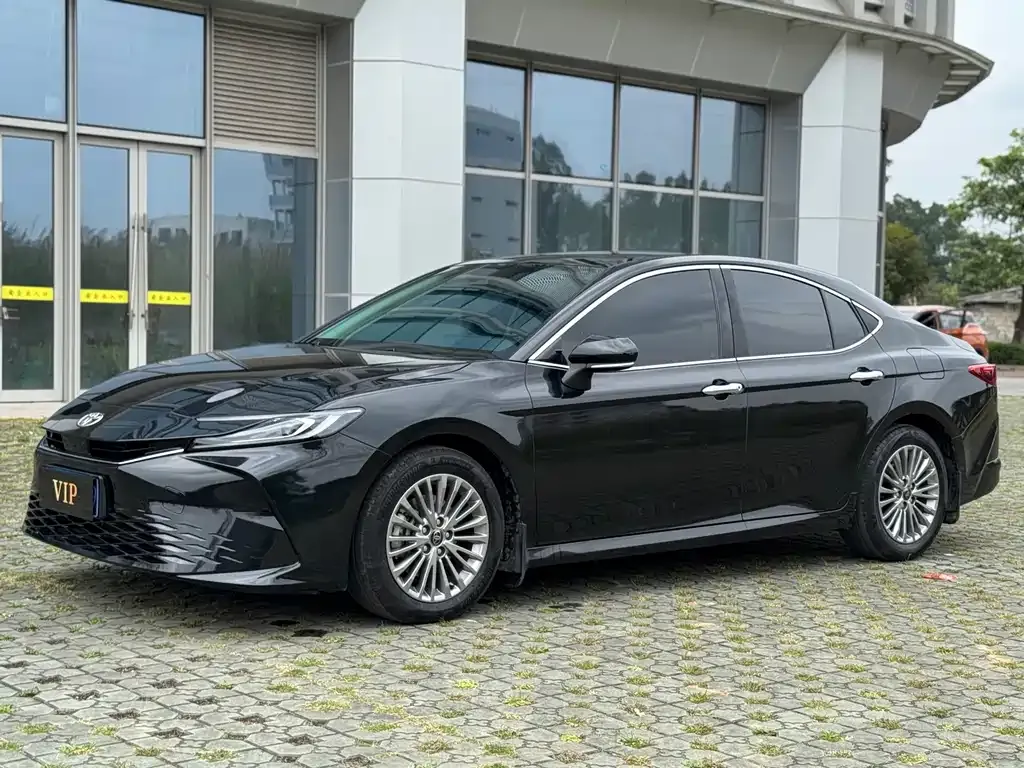 Toyota Camry — фото 1