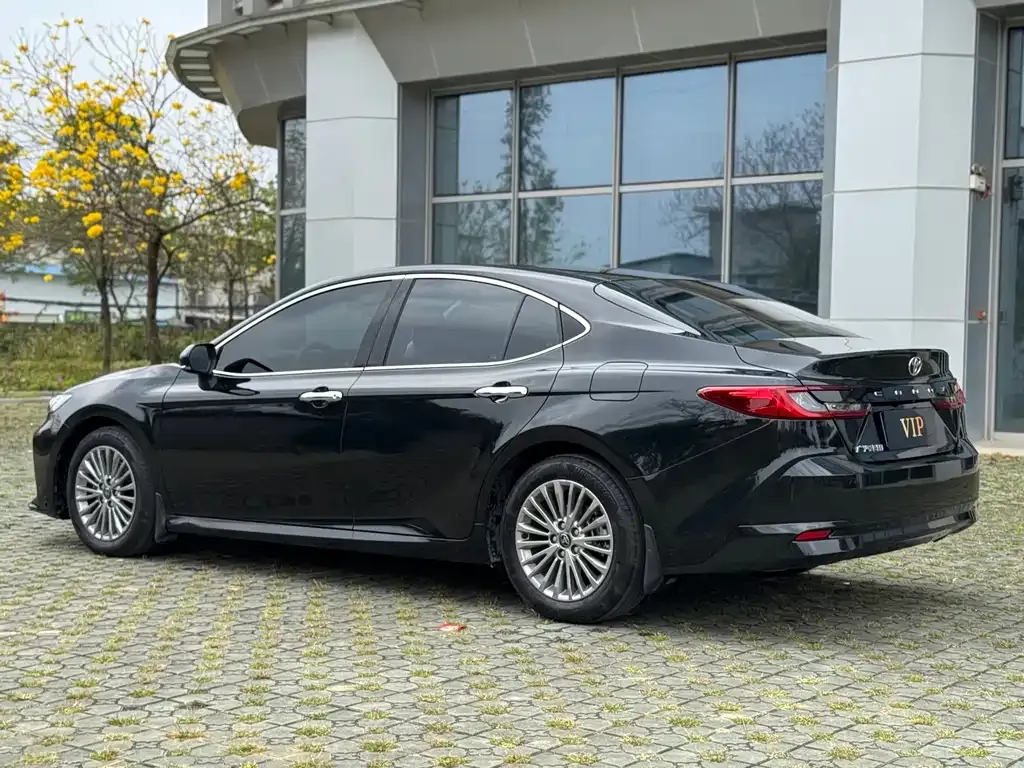 Toyota Camry — фото 10