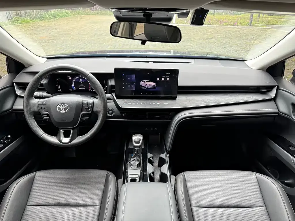 Toyota Camry — фото 6