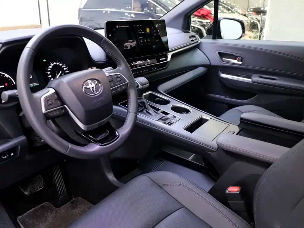 Toyota Sienna — фото 10