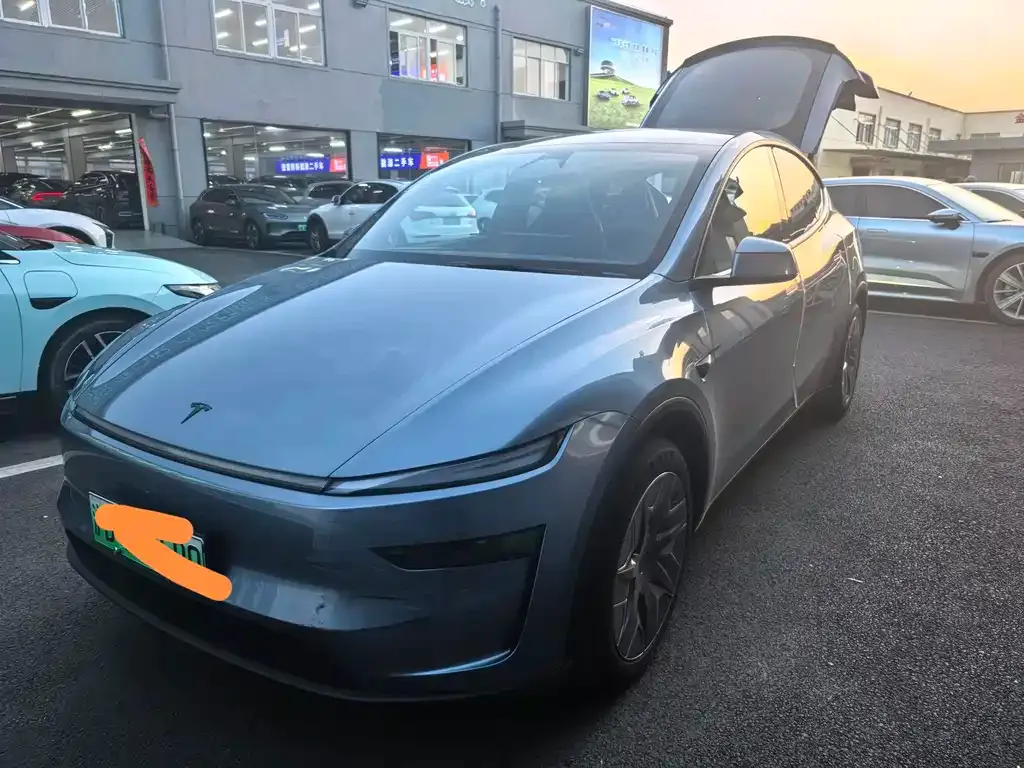 Tesla Model Y L — фото 1