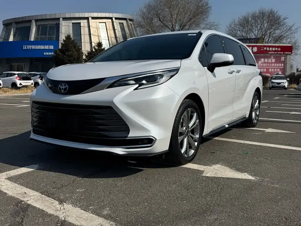 Toyota Sienna — фото 1