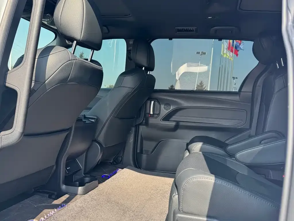 Toyota Sienna — фото 2