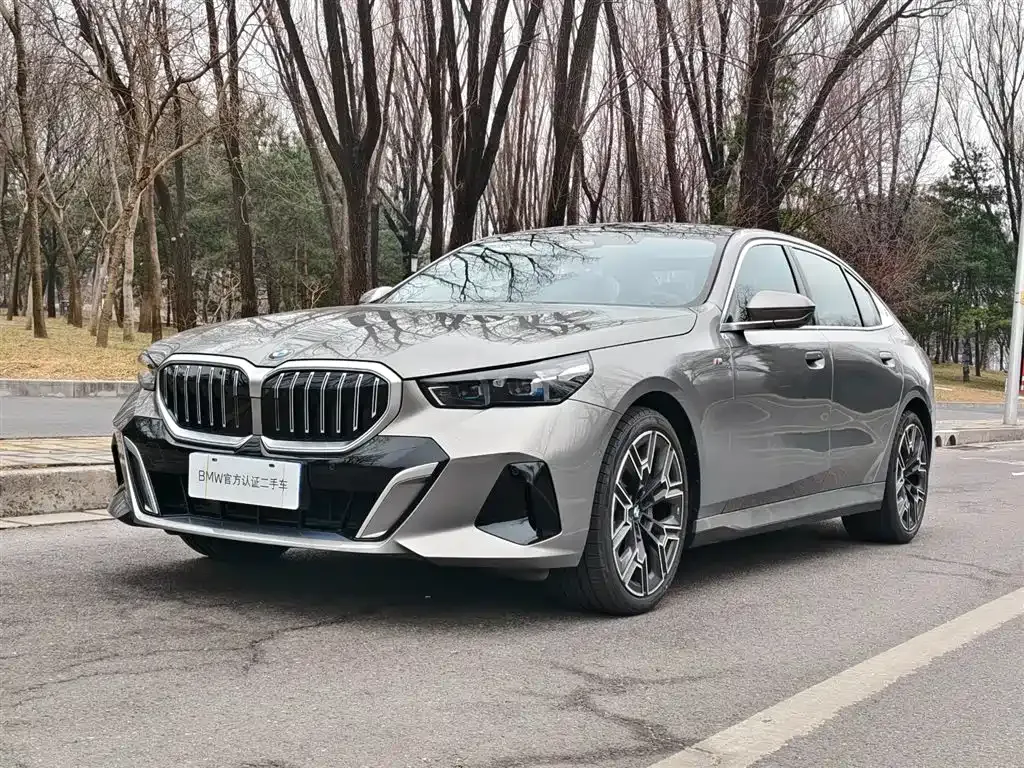 BMW 5 Series — фото 1