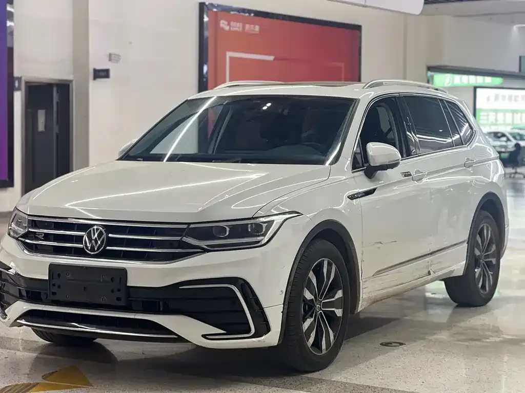 Volkswagen Tiguan L — фото 1