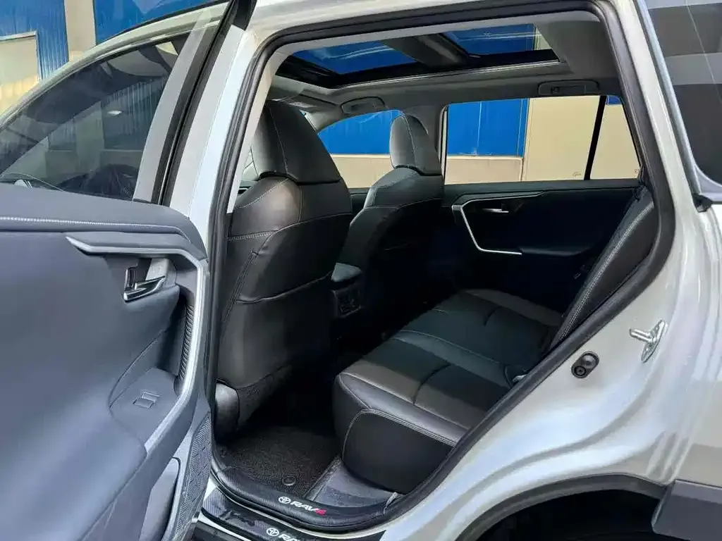 Toyota RAV4 2024 из CN, фото 4