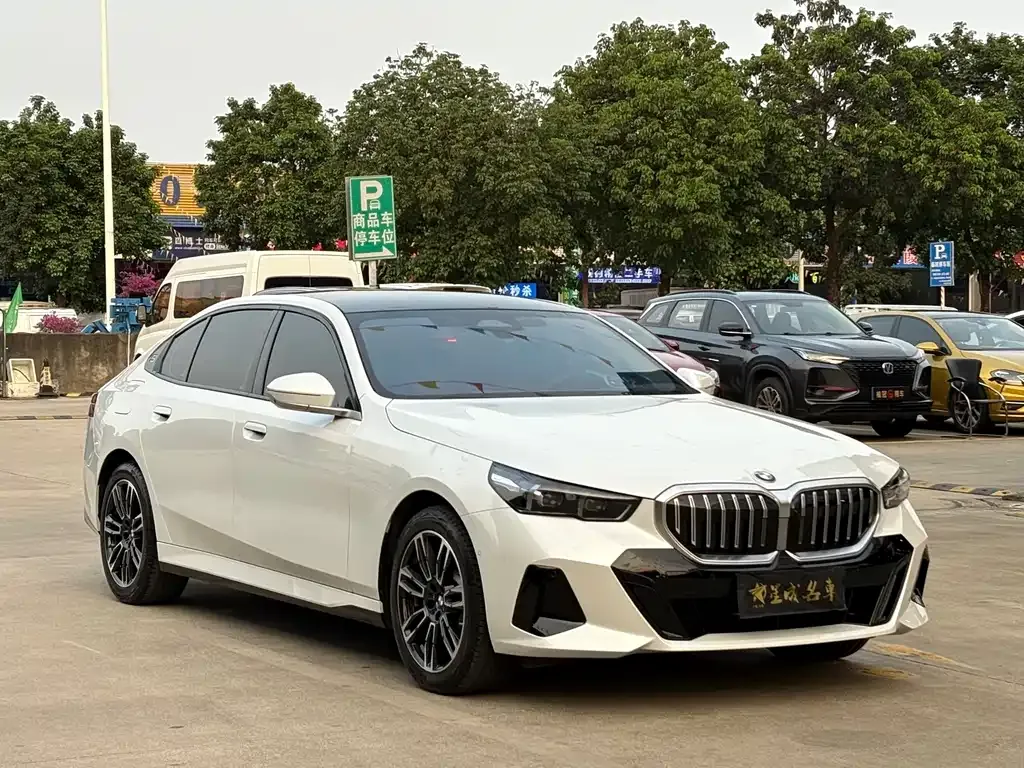 BMW 5 Series 2026 из CN, фото 7