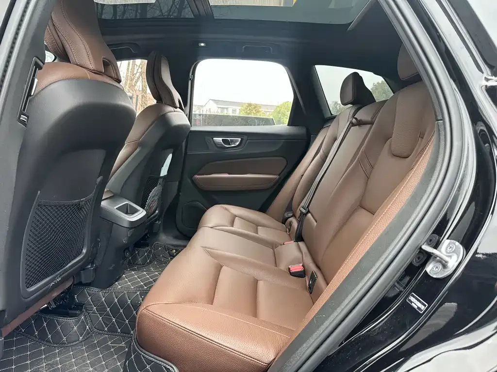 Volvo XC60 — фото 2