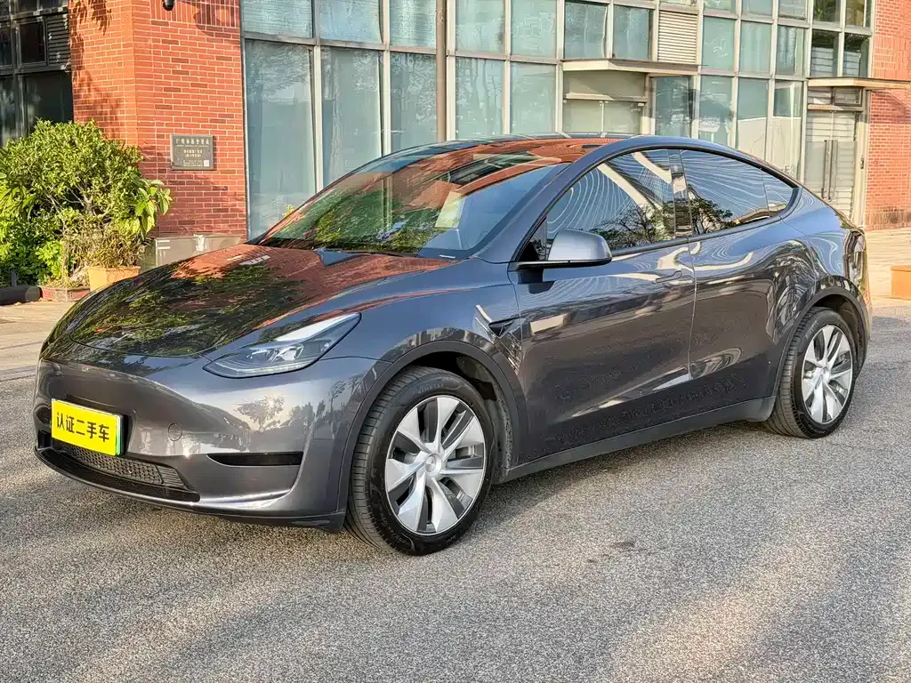 Tesla Model Y — фото 1
