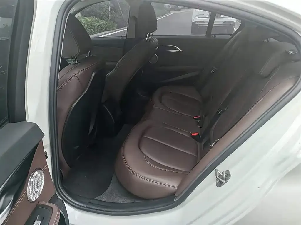BMW 1 Series 2022 из CN, фото 3