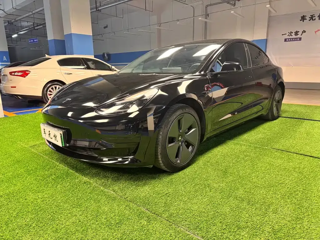 Tesla Model 3 — фото 1