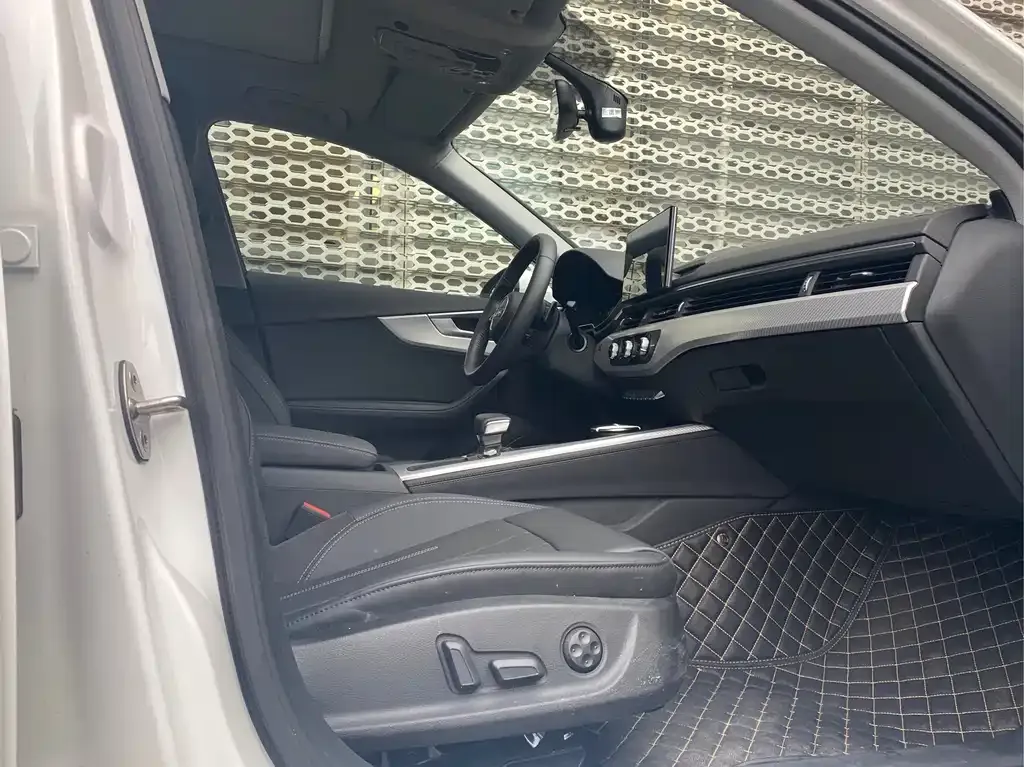 Audi A4L 2021 из CN, фото 2