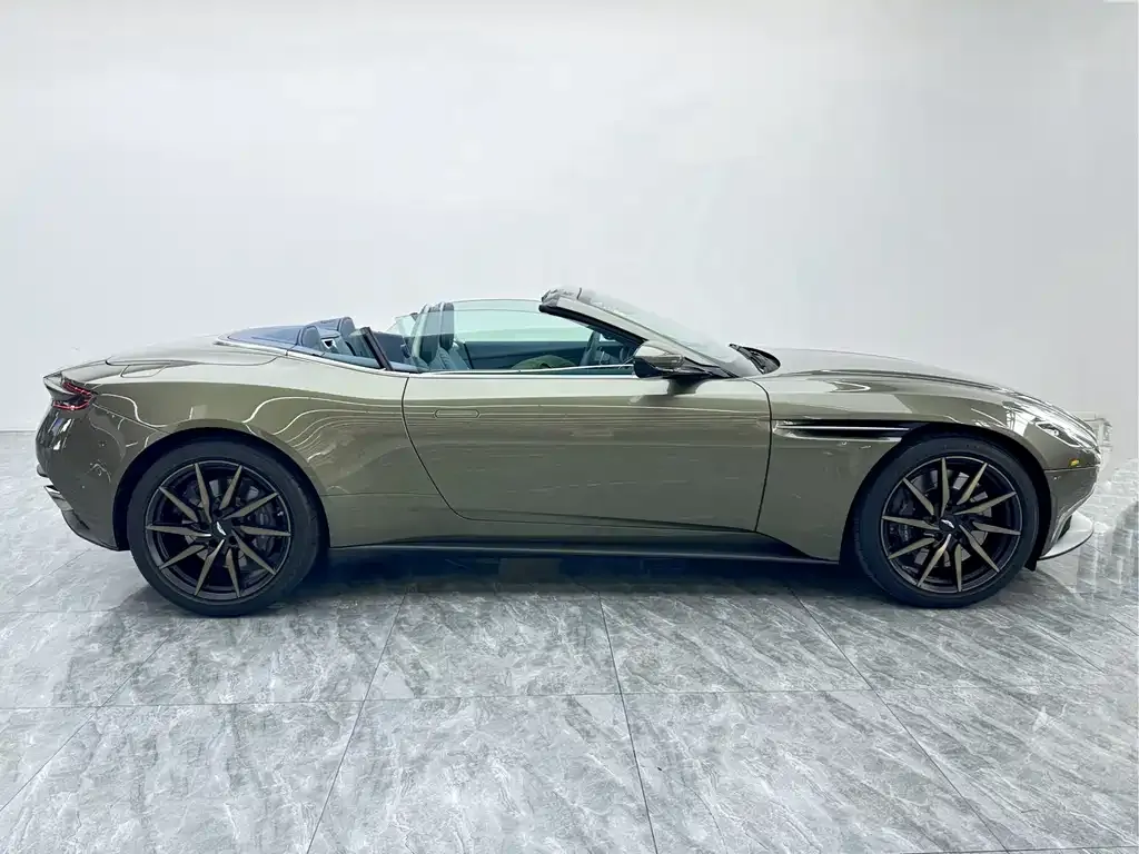Aston Martin DB11 — фото 7