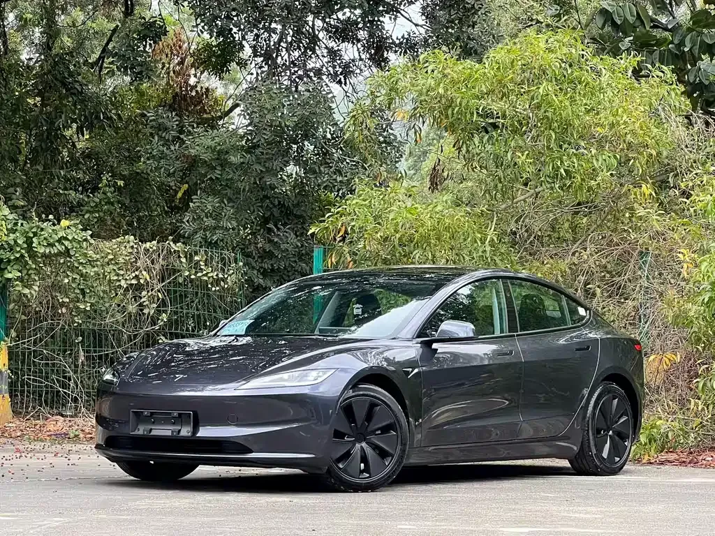Tesla Model 3 — фото 1