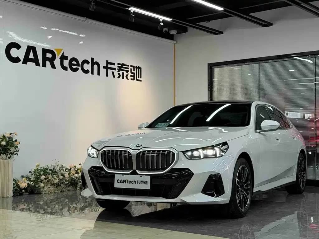BMW 5 Series — фото 1