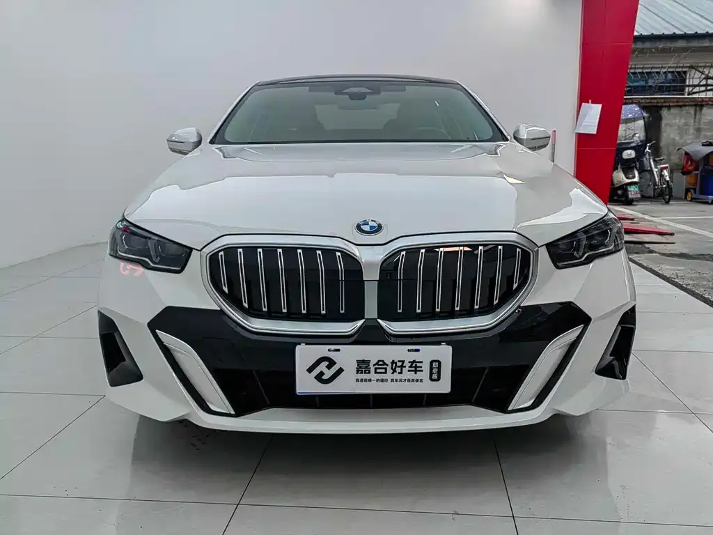 BMW 5 Series 2025 из CN, фото 2