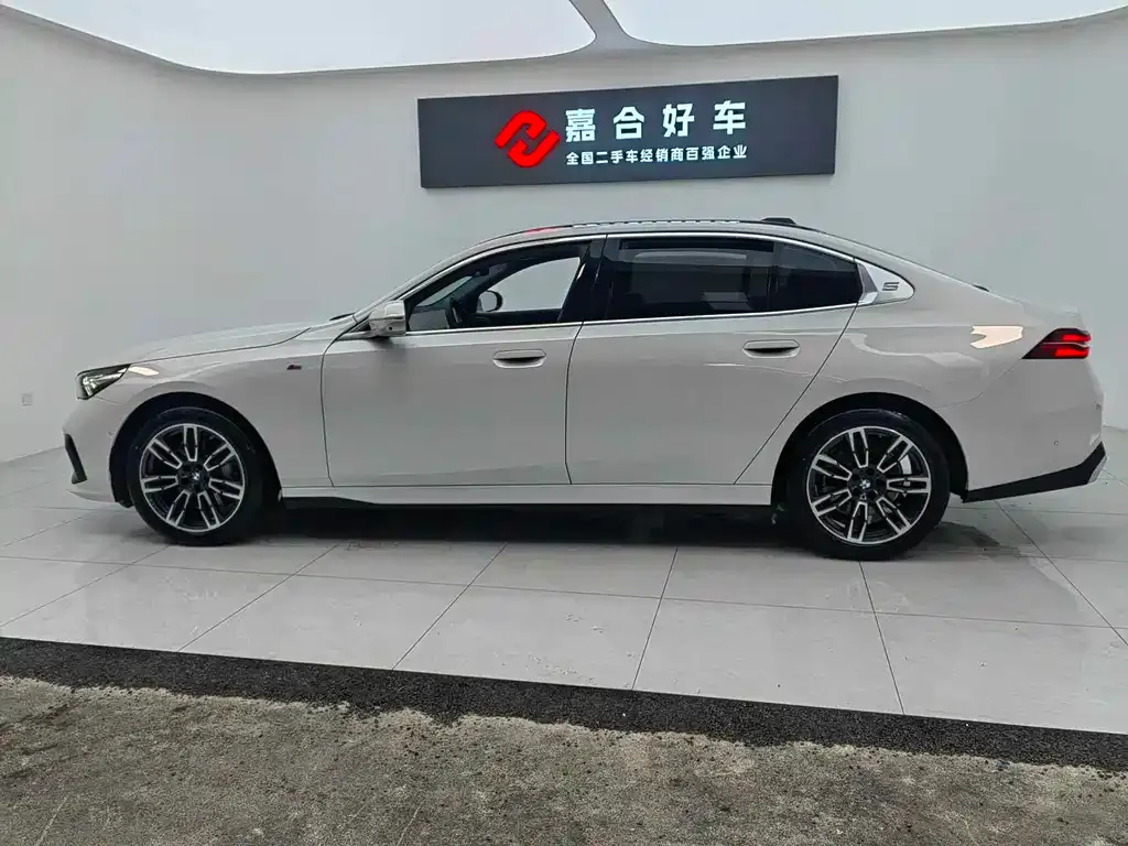 BMW 5 Series 2025 из CN, фото 5