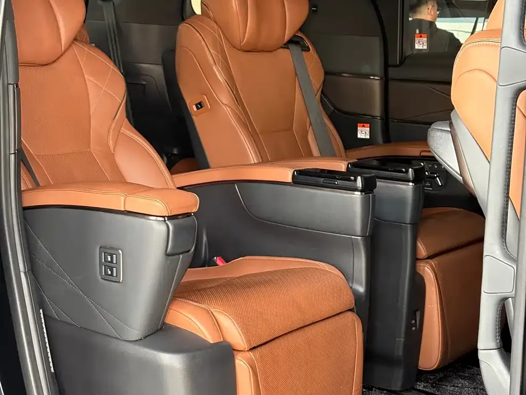 Toyota Vellfire — фото 8