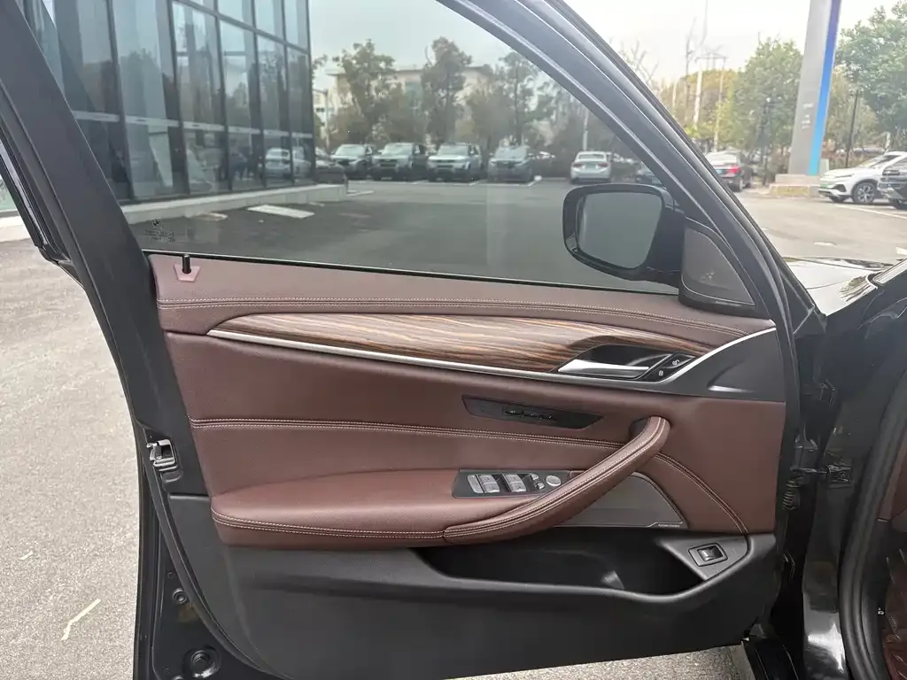 BMW 5 Series 2023 из CN, фото 3