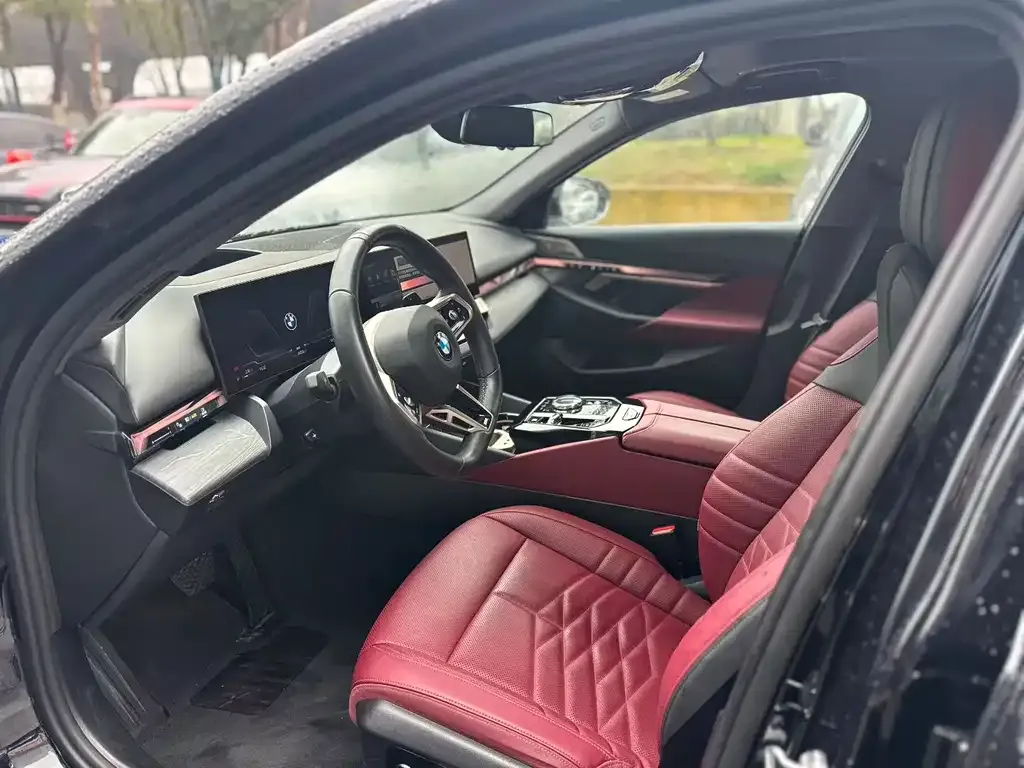 BMW 5 Series 2025 из CN, фото 2