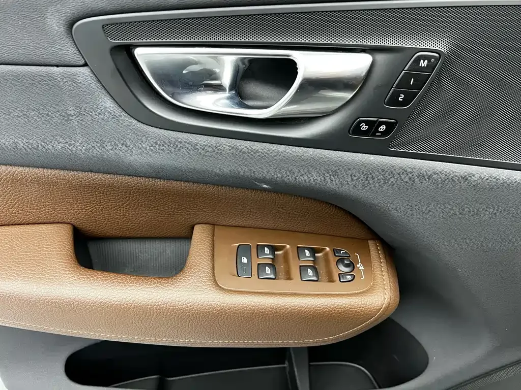 Volvo XC60 — фото 10