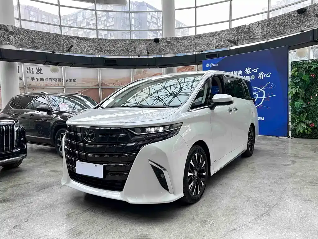 Toyota Alphard — фото 1