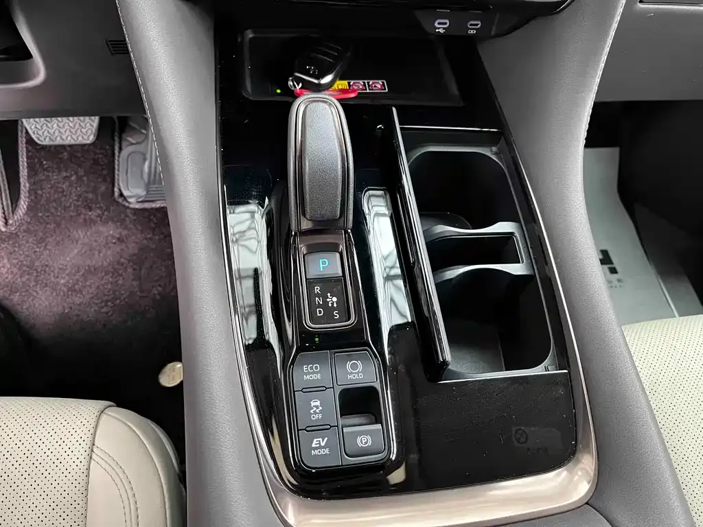 Toyota Alphard — фото 4