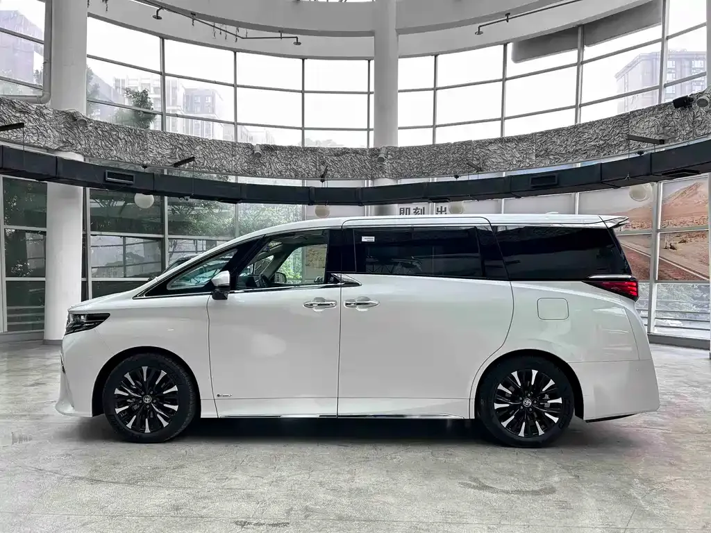 Toyota Alphard — фото 2