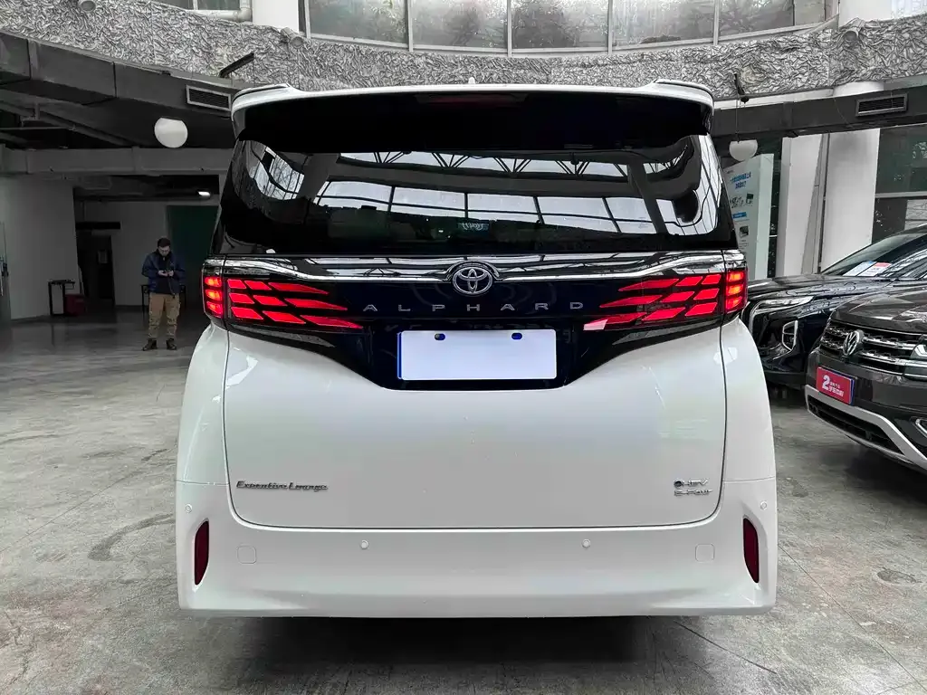 Toyota Alphard — фото 9